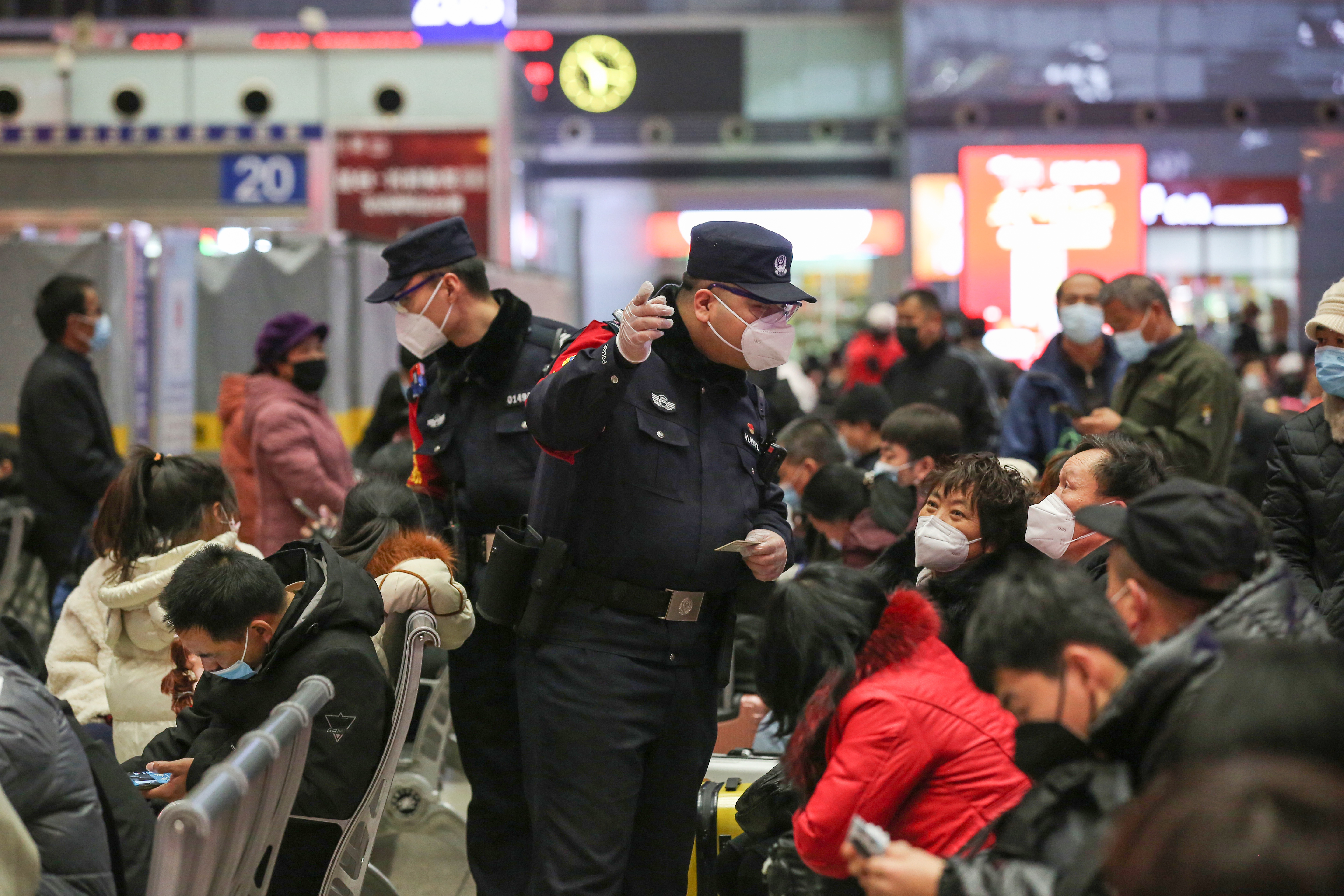 民警刘永瑞为外出务工旅客解答问题。