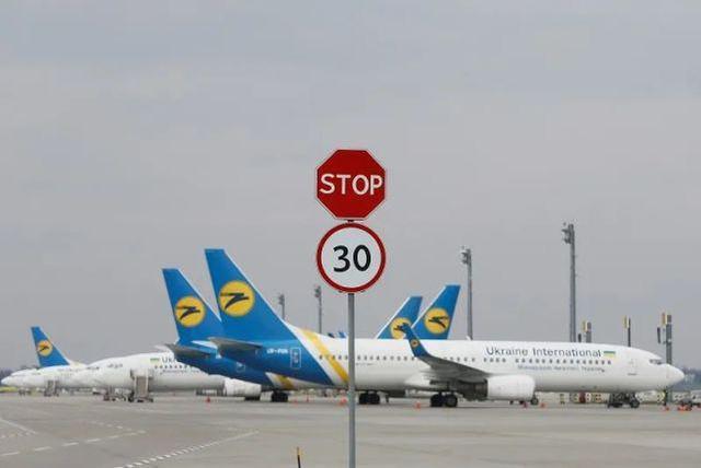▲资料图片：这是2020年3月17日在乌克兰基辅鲍里斯波尔国际机场拍摄的乌克兰航空公司飞机。（新华社/路透）