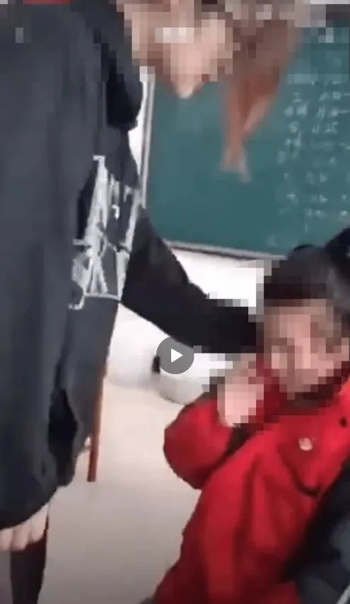 施暴学生与被要求下跪的受害学生。图源网络视频截图。