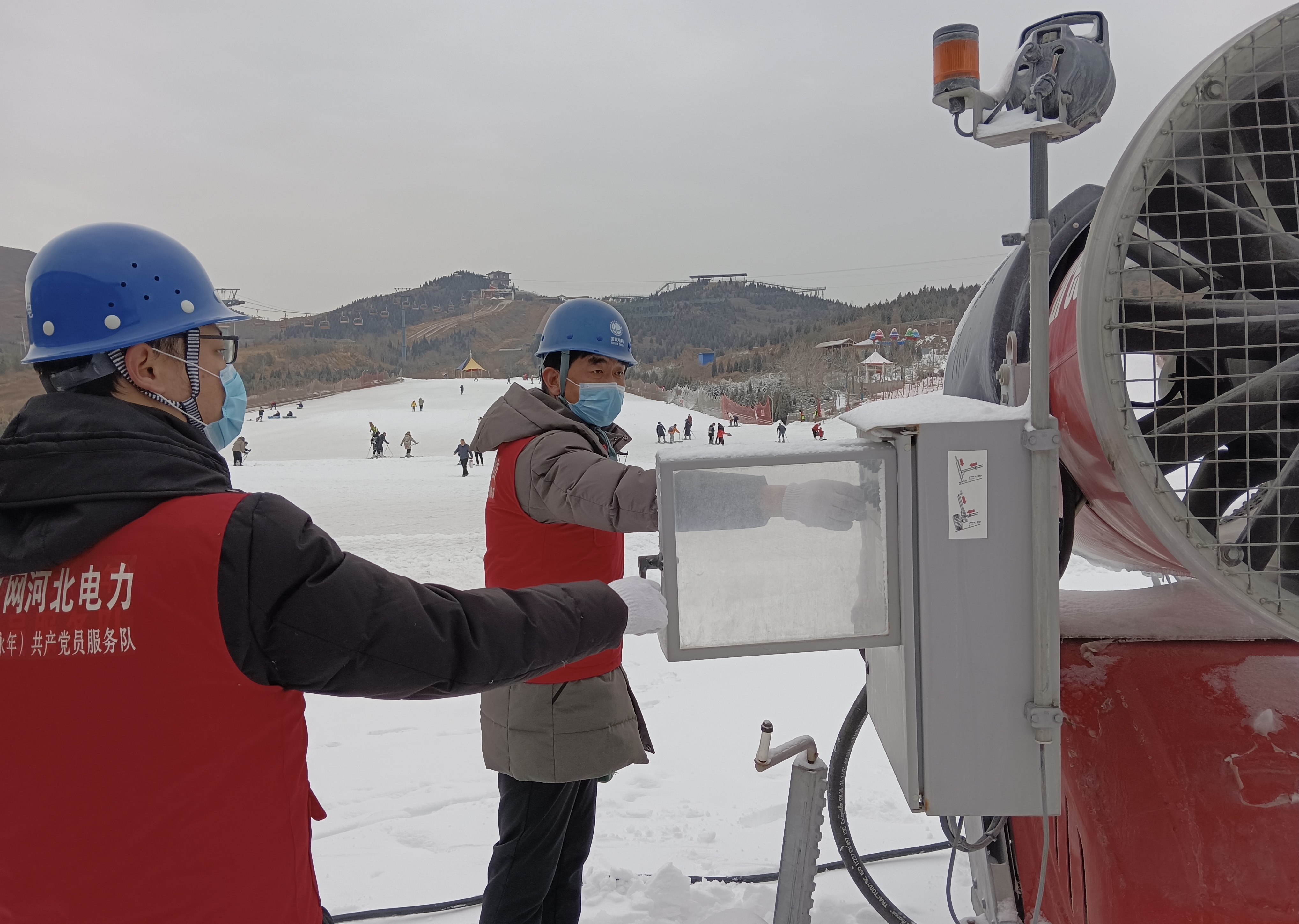 國網永年縣供電公司黨員服務隊在永年佛山景區冰雪小鎮滑雪場對用電