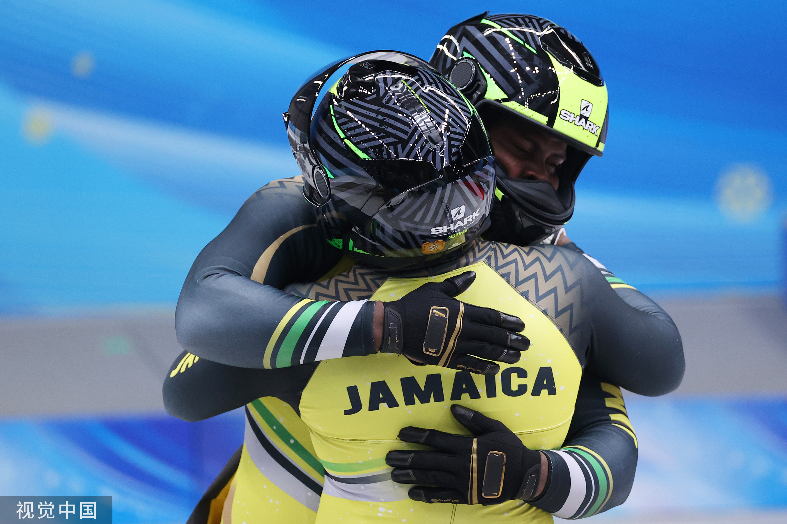 牙买加运动员相互拥抱。