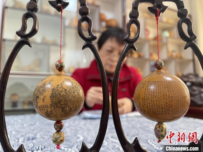 图为陈兵雕刻作品。　张婧 摄