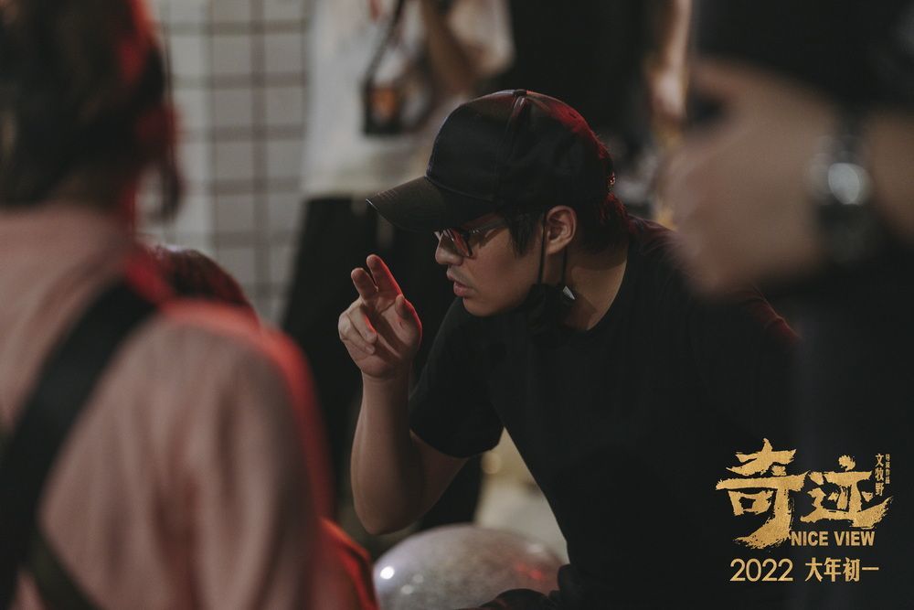 导演文牧野在《奇迹&middot;笨小孩》拍摄现场。