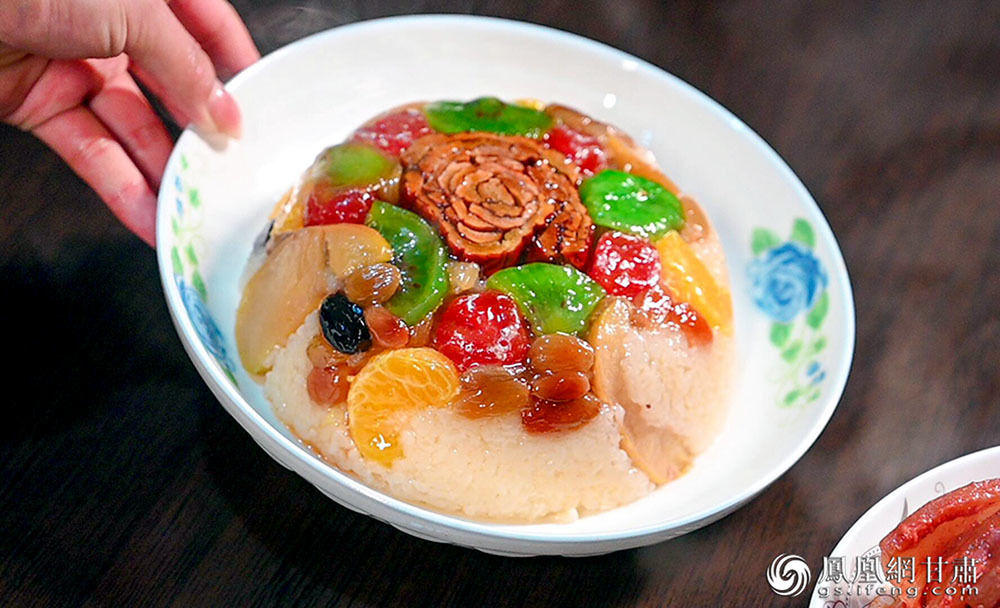 如果条件允许的话，除了果脯蜜饯之外，还可以选用一些新鲜水果，甜饭别有一番清香。杨艺锴 摄