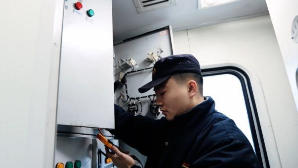 火车背后的列车检修人：日夜兼程守护运行安全