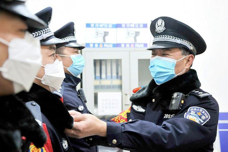 "现年59岁的李文宝正在安康铁路公安处旬阳北站派出所厨房给大家张罗