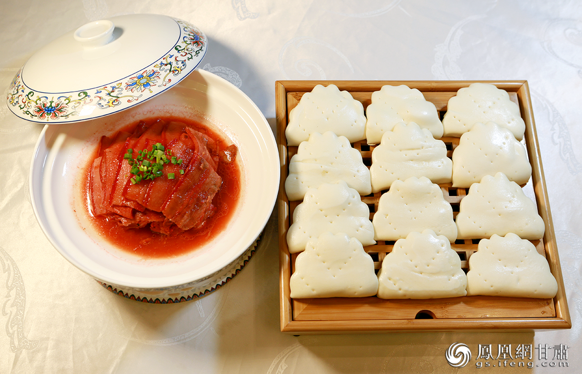 改良后的糟肉用荷叶饼夹，传统吃法是配苦豆花卷。武威市商务局供图