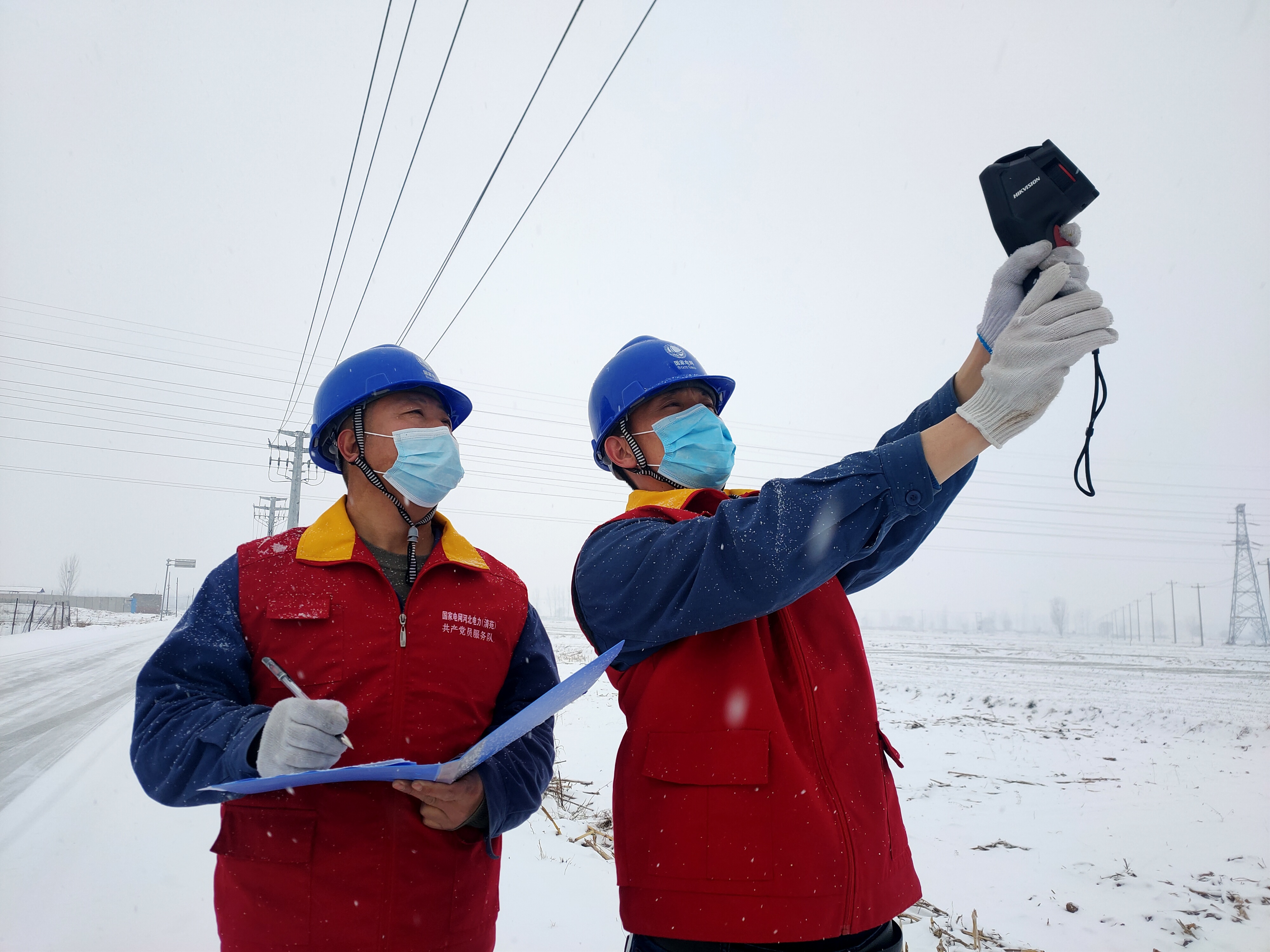 2月13日，国网保定市清苑区供电公司党员服务队对保供暖线路进行特巡。（刘芳）