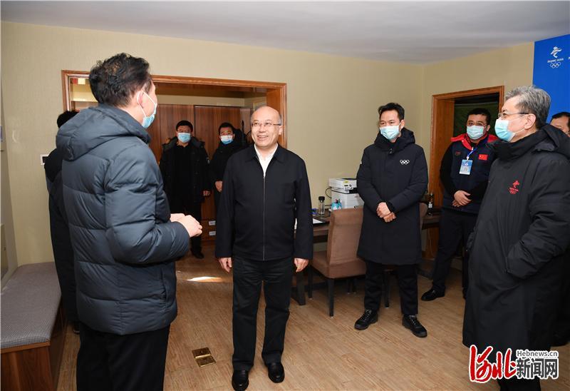 2月16日,省长王正谱在张家口赛区检查冬奥会医疗防疫、气象服务、通信保障、食药品安全、垃圾处置、污水处理等工作。这是王正谱来到张家口市食品药品检验中心崇礼实验室,了解检测流程。河北日报记者孟宇光摄