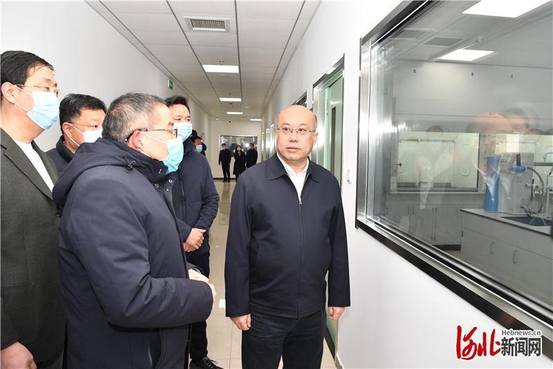 2月16日,省长王正谱在张家口赛区检查冬奥会医疗防疫、气象服务、通信保障、食药品安全、垃圾处置、污水处理等工作。这是王正谱来到冬奥省医疗防疫分指挥部崇礼工作区,检查涉冬奥人员健康服务、医疗救治、核酸检测等情况。河北日报记者孟宇光摄