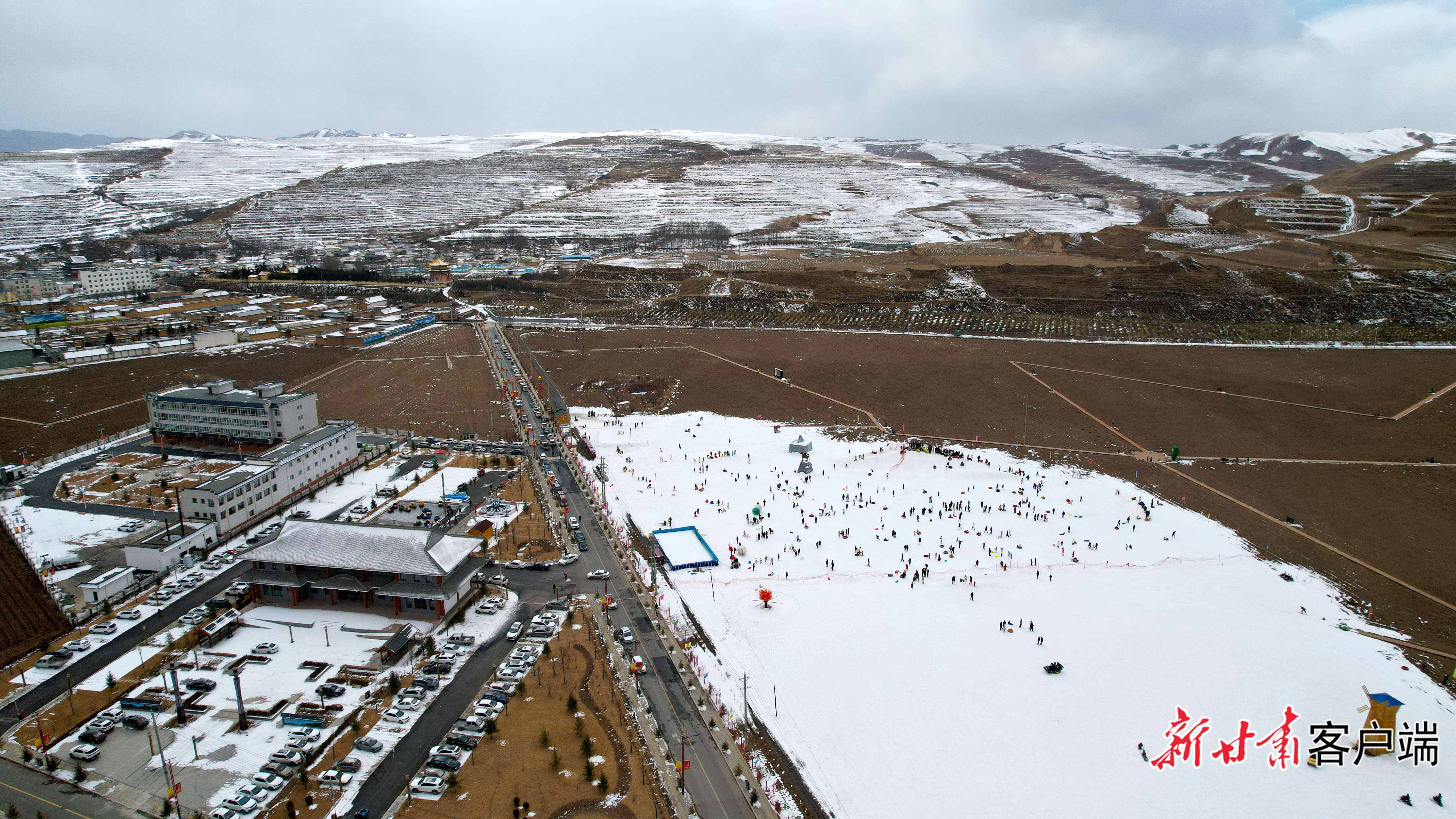 2月13日,甘南群众在临潭县古战镇古战滑雪场感受冰雪运动魅力。新甘肃·甘肃日报记者 韦德占