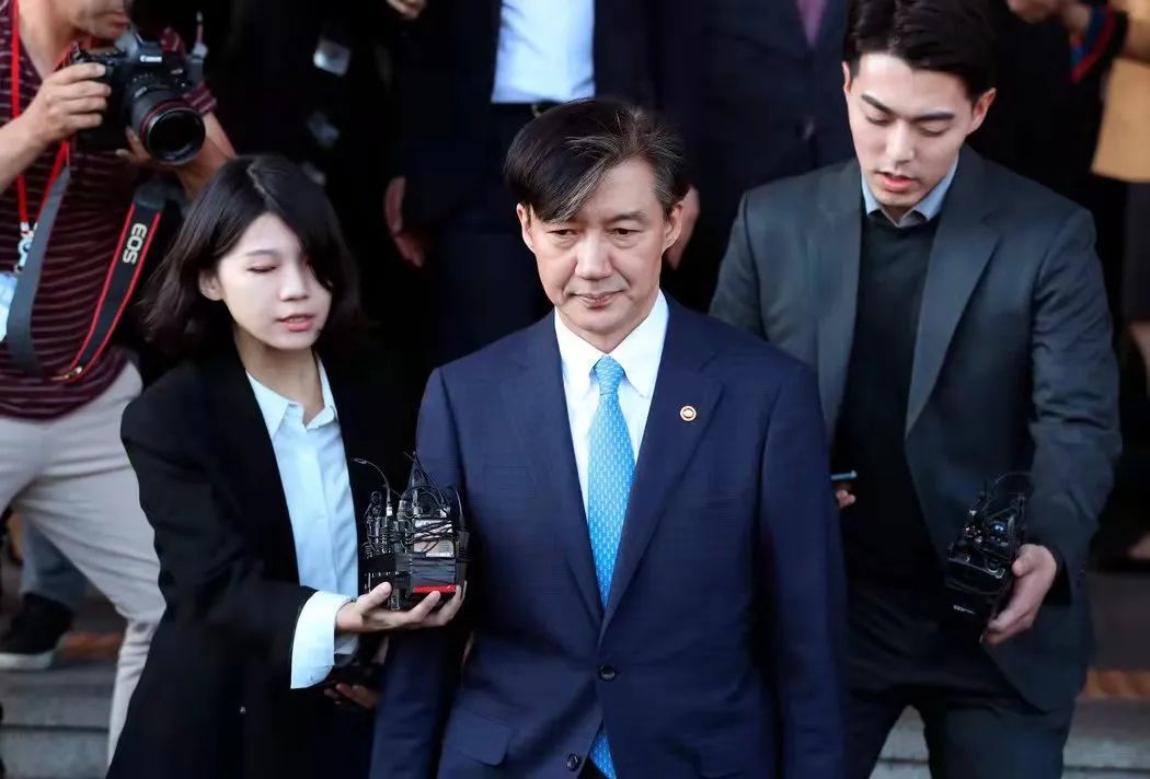 2019年曹国被任命为法务部长，但随后一个月内其大量丑闻曝出，自觉遭到欺骗的韩国民众上街抗议。