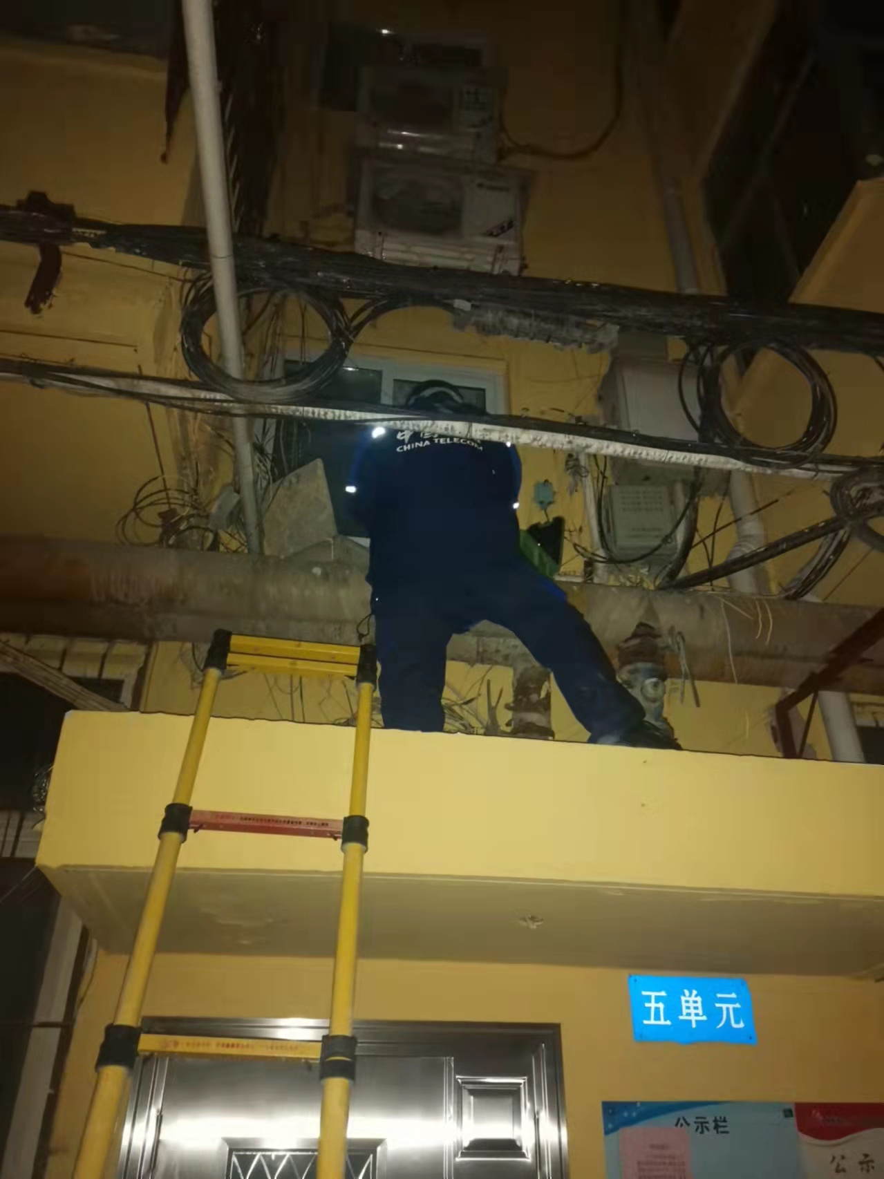 桃城西区营销中心智家工程师祝成除夕夜为用户修障