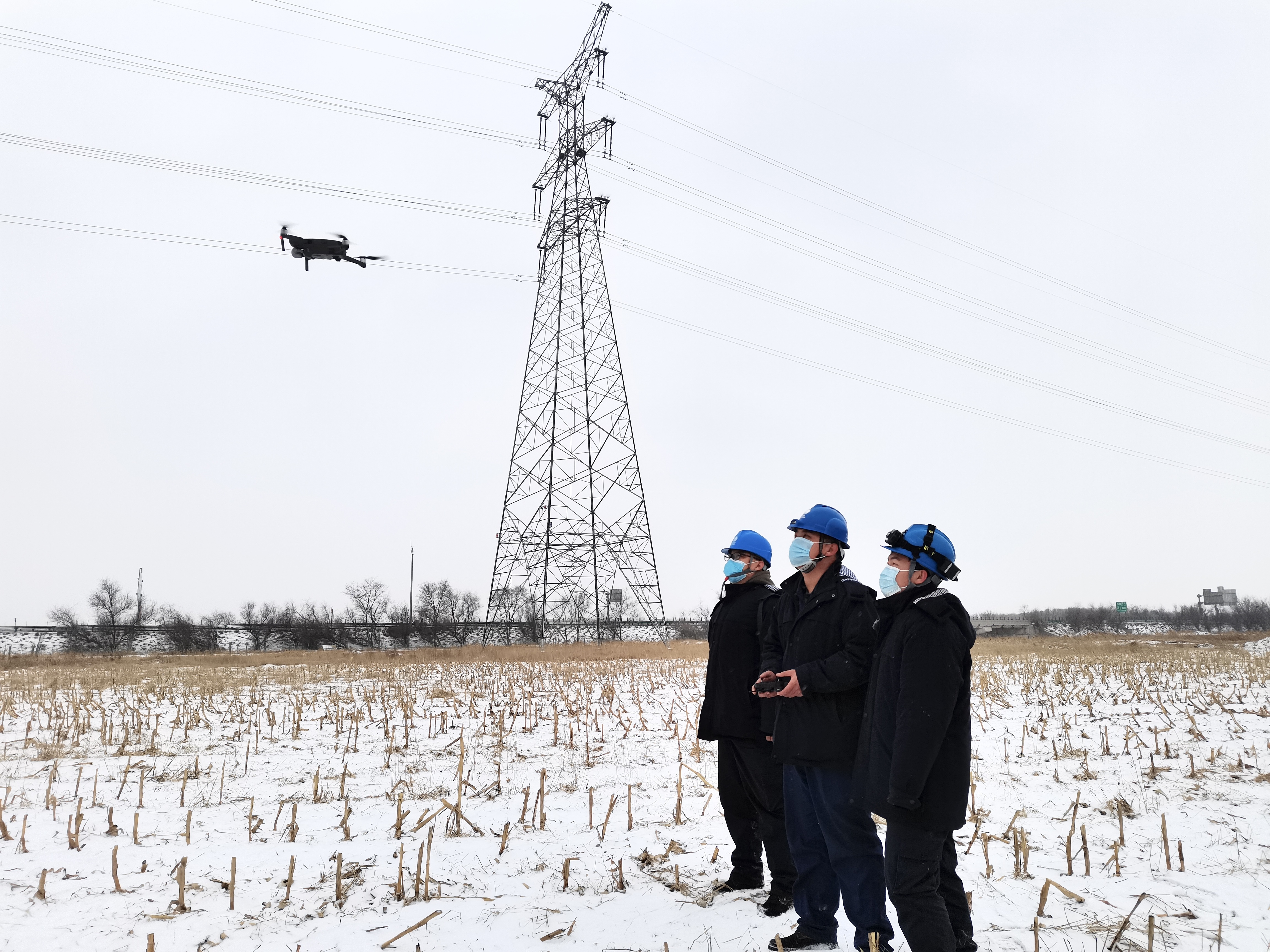 2月13日，国网沧州供电公司输电运检专业工作人员开展特巡，及时消除隐患，提高输电设备应对覆冰、舞动能力。（韩勇）