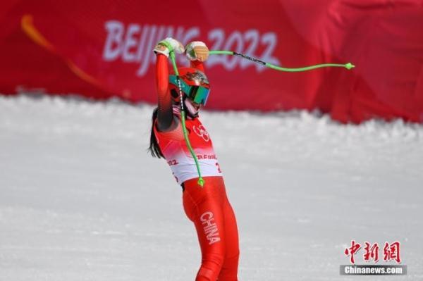 2月15日，在国家高山滑雪中心举行的北京2022年冬奥会高山滑雪女子滑降比赛中，中国选手孔凡影以1分44秒53的成绩顺利完赛，成为中国首个在冬奥会高山滑雪女子滑降比赛中完赛的运动员。图为孔凡影赛后向观众比心。 中新社记者 何蓬磊 摄