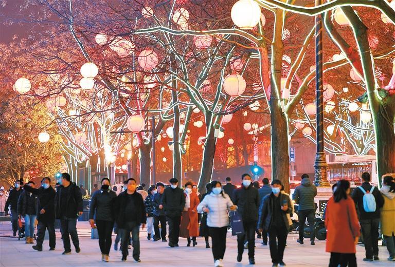 2月15日，市民在大唐不夜城步行街赏灯夜游。 （记者 翟小雪 摄）