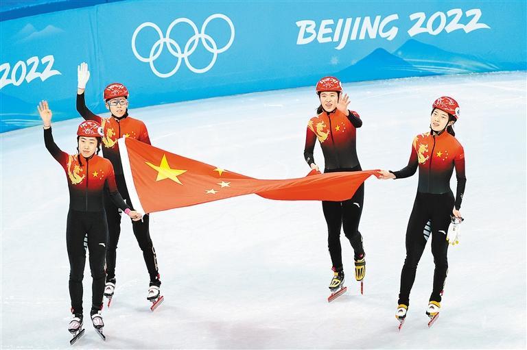 2月13日，中国队选手在比赛后向观众致意。　　（新华社记者 张玉薇 摄）