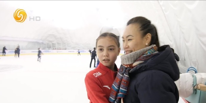 花滑冠军陈露与女儿安娜的相处之道,一双崭新的冰鞋打破冷战局面_凤凰