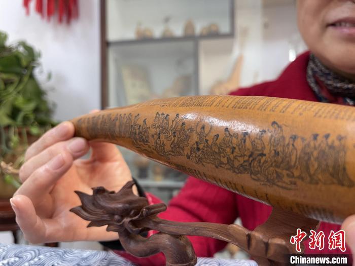 图为敦煌壁画长卷上的52个人物微雕。　张婧 摄