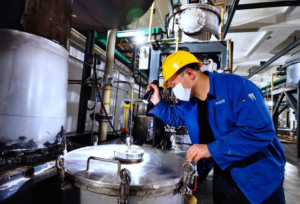 在浙江海创锂电科技有限公司生产车间内,自动化生产线上仅需几名工人