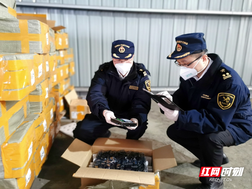 衡阳海关工作人员现场查验涉嫌侵权货物。