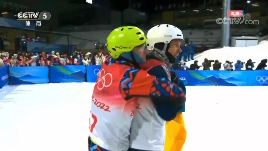 国际奥委会短片《信念的力量》截图，伊利亚·布罗夫（左）拥抱阿布拉缅科（右）