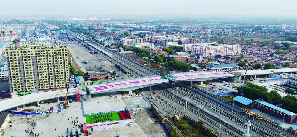 总投资2.6亿元的惠新路公铁立交桥成功合龙，预计2022年6月底通车，届时德惠市区将实现铁路南北快速通达。