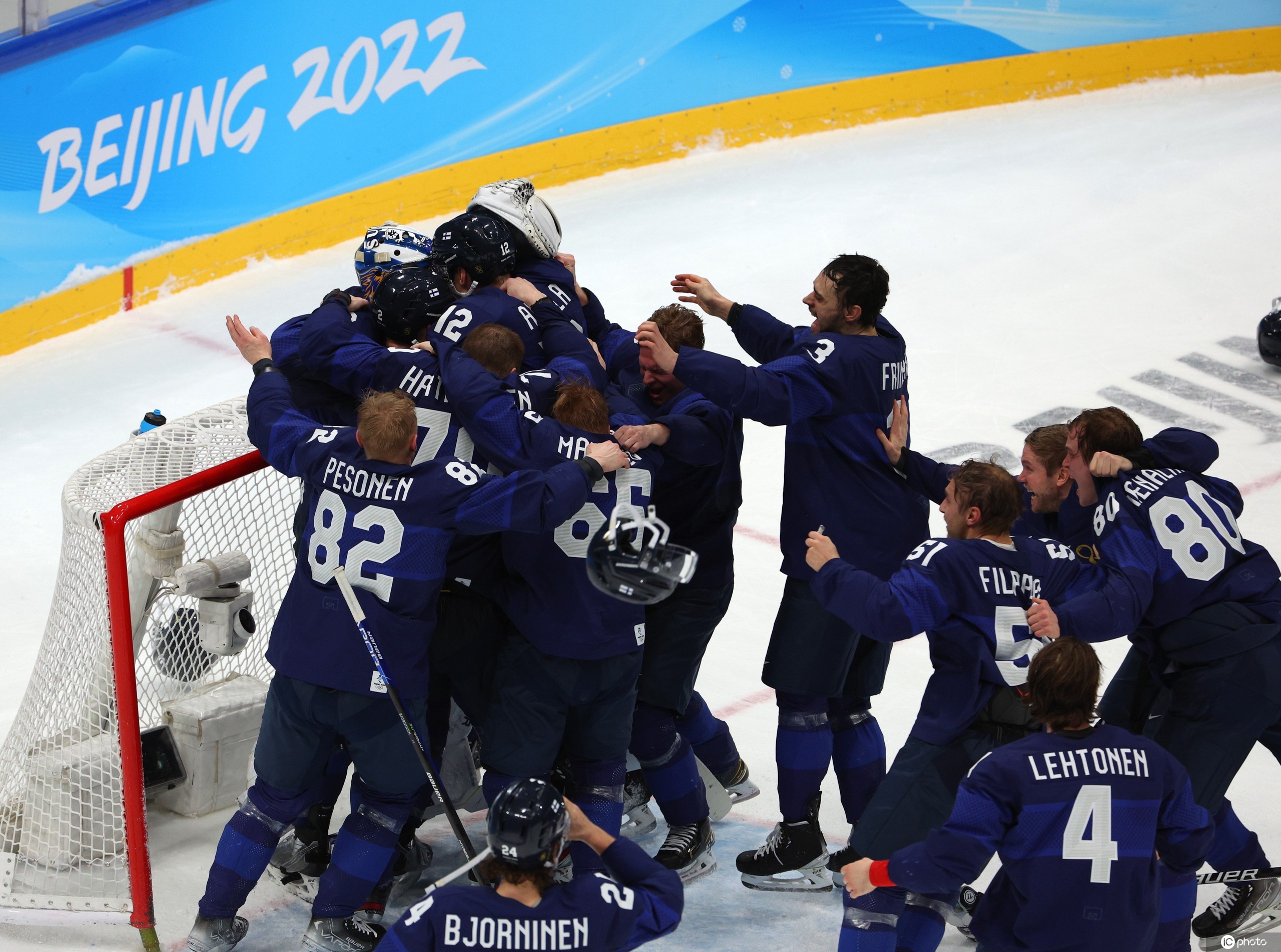 创历史！男子冰球决赛 芬兰队2-1击败俄奥队夺冬奥首冠