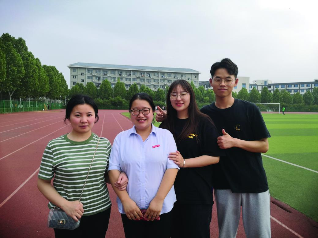 李楠楠老师与学生在一起