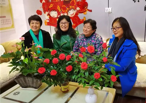 张冬香（左二）与嘉乐园老年大学学员合影