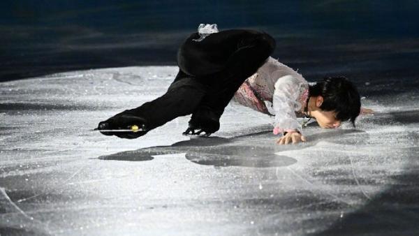 羽生结弦演绎《春来了》，献上吻冰礼