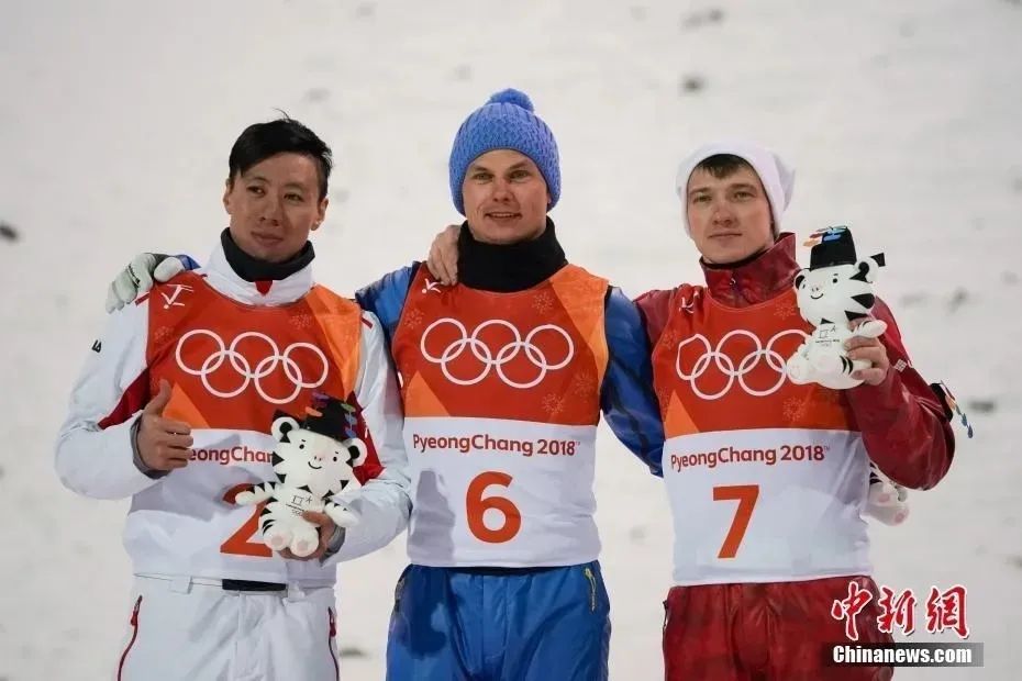 资料图：2018年2月18日，平昌冬奥会自由式滑雪男子空中技巧比赛颁奖仪式。贾宗洋（左）、阿布拉缅科（中）、伊利亚·布罗夫（右）。中新社记者崔楠摄