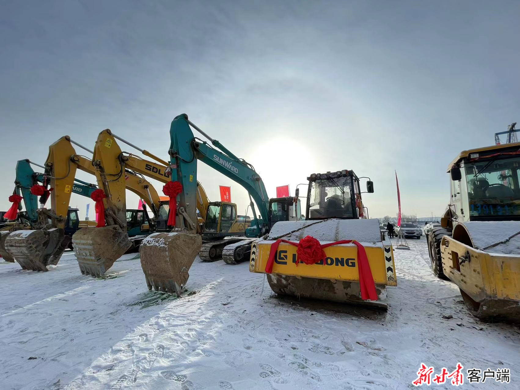 十多台大型挖掘机、工程车、推土机整装待发