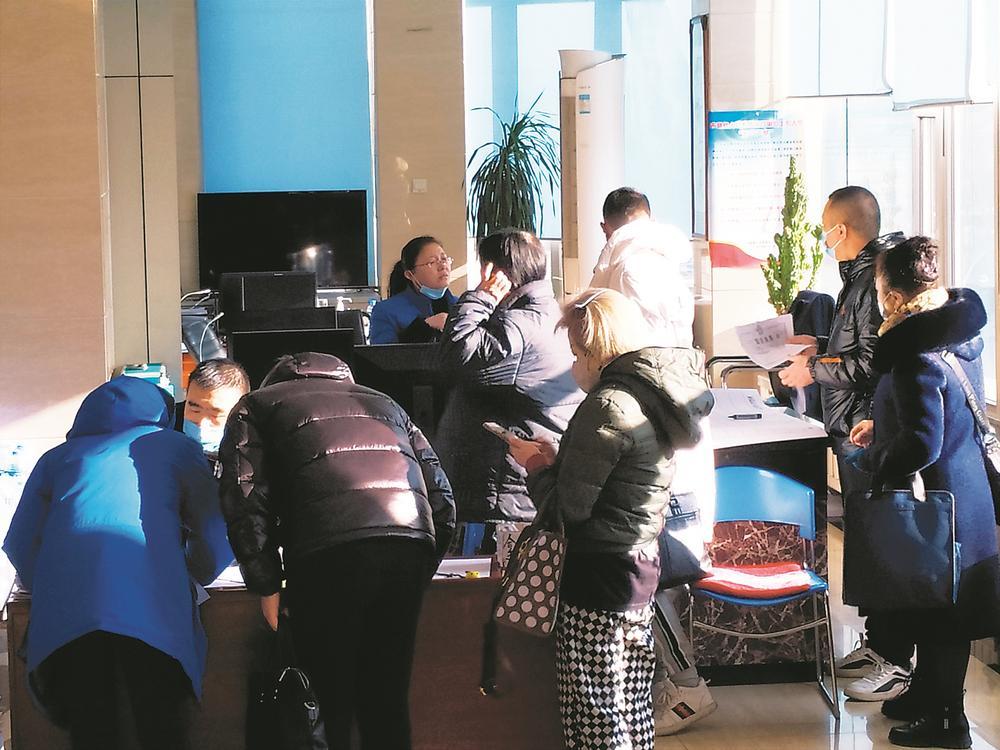 长春人才市场三楼的招聘现场,求职者和企业纷纷向工作人员咨询就业创业相关政策。 本报记者 马贺 摄