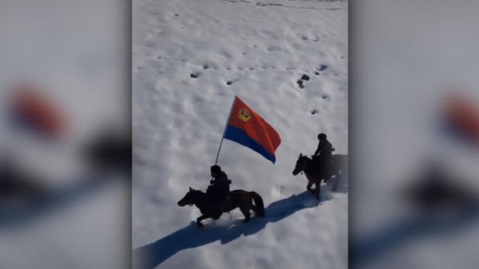 马蹄生风，新疆特警驭马踏雪训练画面曝光
