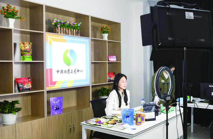 在中韩(长春)国际合作示范区北药交易中心内,主播正在直播销售产品。 孙建一 摄