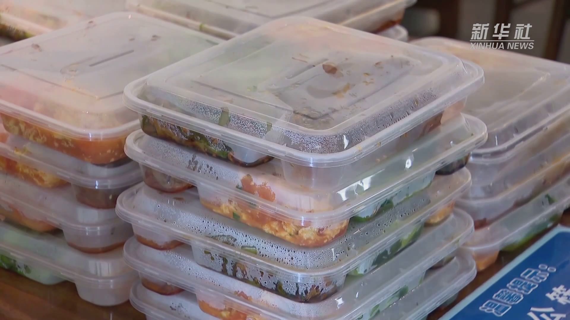 暖心苏州一饭店免费为防疫人员送盒饭