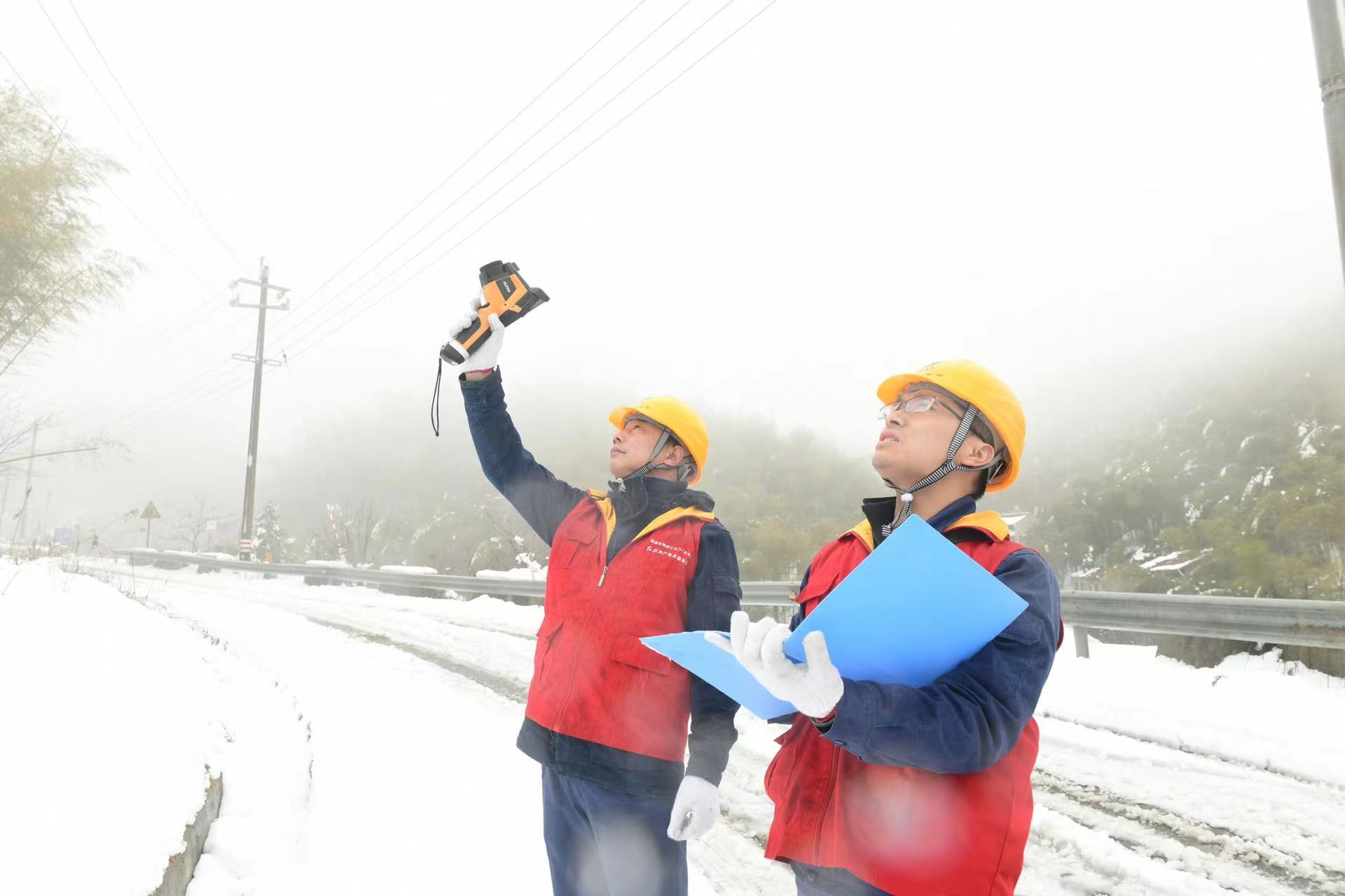 国网余姚市供电公司踏雪巡线保障山区电网