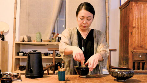 日本艺术家高柳绫绪用自己创作的天目盏表演茶道。