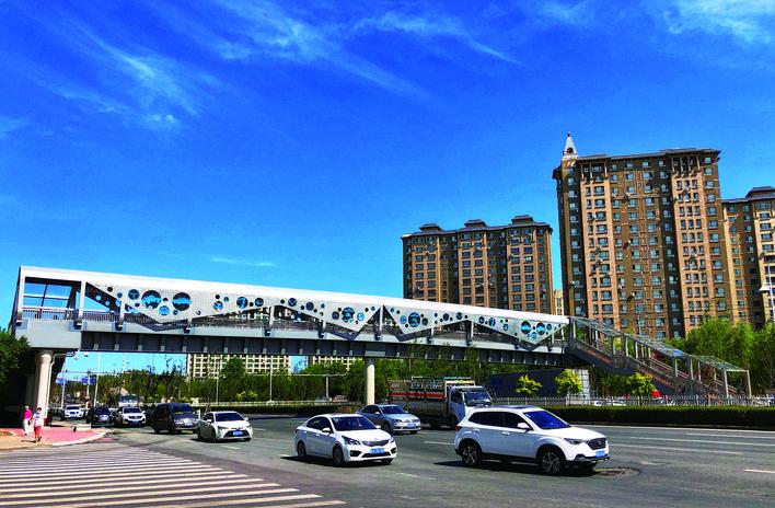 位于西四环路的汽车主题过街天桥造型美观、特色鲜明。 张扬 摄