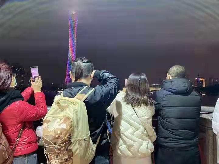 经过广州塔，来穗人员纷纷拍照留念。通讯员供图