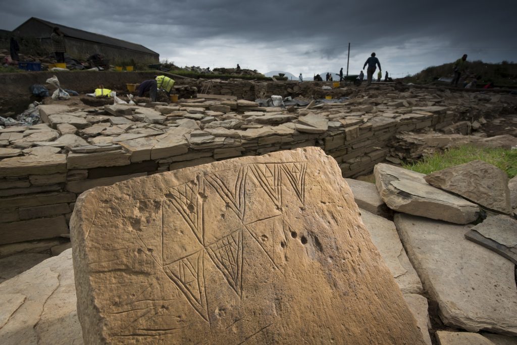 苏格兰北部奥克尼的尼斯布罗德加（Brodgar）新石器时代定居地点出土有装饰的石头。© Jim Richardson