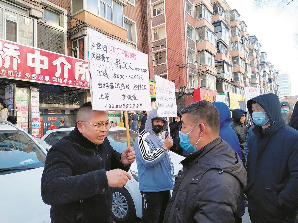 路远的工厂招工一般会负责带求职者去厂里实地探看工作环境和工作内容,这样更方便留住技能人才。 本报记者 马贺 摄