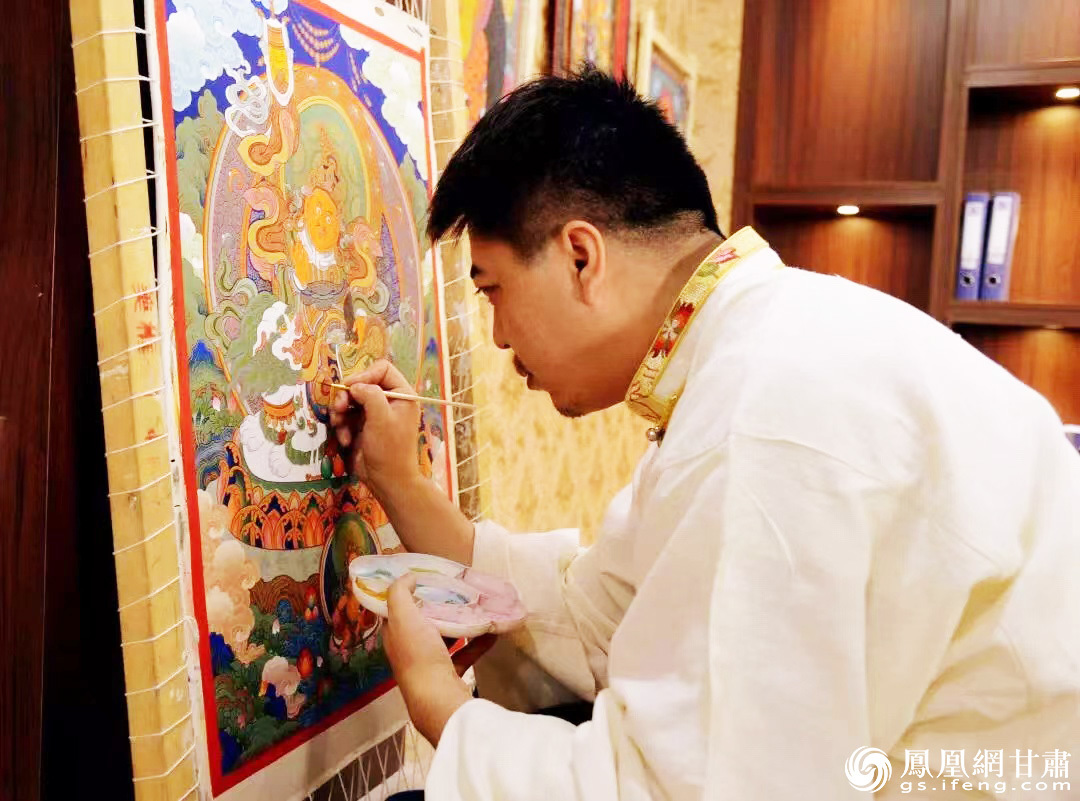 专注于唐卡作品创造，是画师扎西当知的日常“必修课”。受访者供图