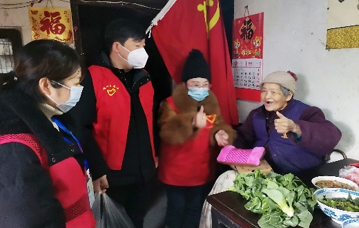 雪天气温骤降景德镇莲花塘社区为空巢老人送温暖图