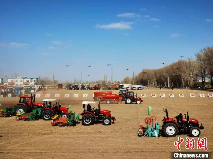 2月21日，甘肃张掖市临泽举行高标准农田玉米制种基地机械化作业演示。图为现场实况。艾庆龙 摄