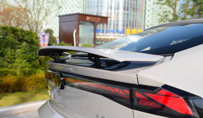 配同级唯一升降尾翼长安univ起售不到11万动力超领克03影豹