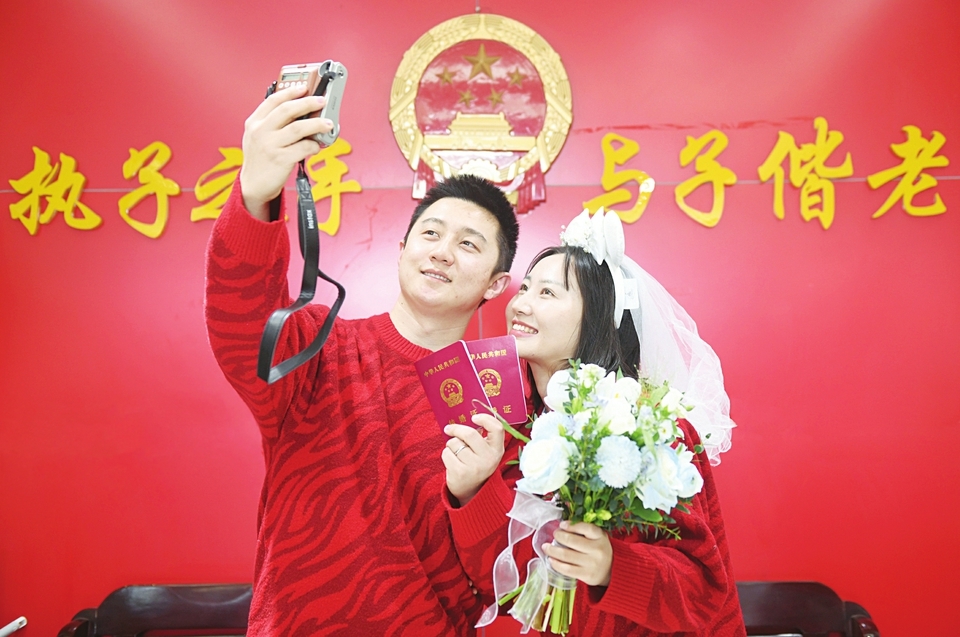 2022年2月22日,农历正月廿二,星期二。这天被网友称作“最有爱”的日子。记者从太原市民政局获悉:截至2月22日16时,太原市当日共办理婚姻登记960对,与往年其他热门婚姻登记日数据基本持平。山西晚报记者 武六红 摄