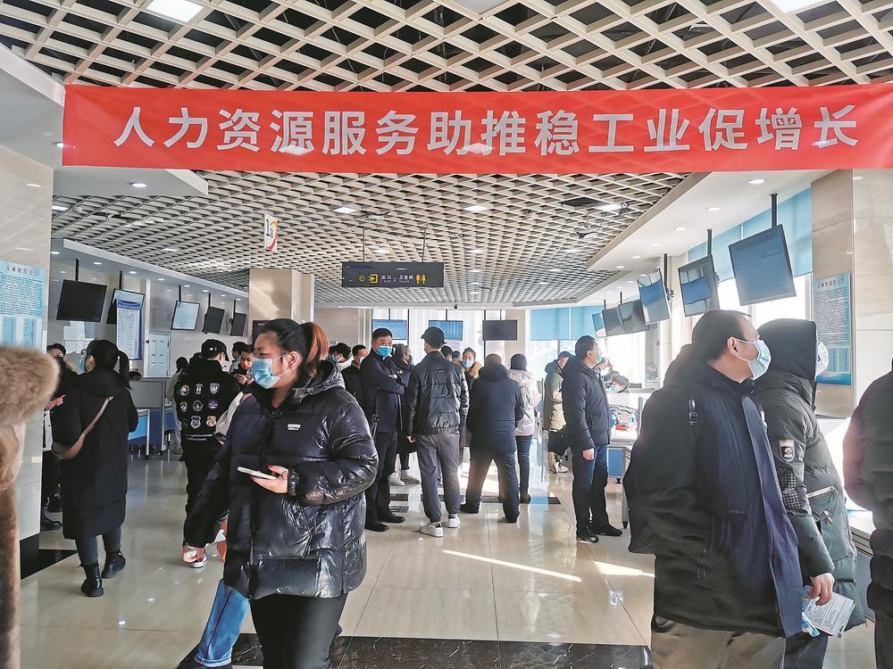 长春人才市场专场招聘会上很多企业放宽学历条件。 本报记者 韩玉红 摄