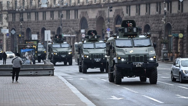 凤凰记者目击军车从市区驶过 多管火箭车被部署在舍甫琴科广场